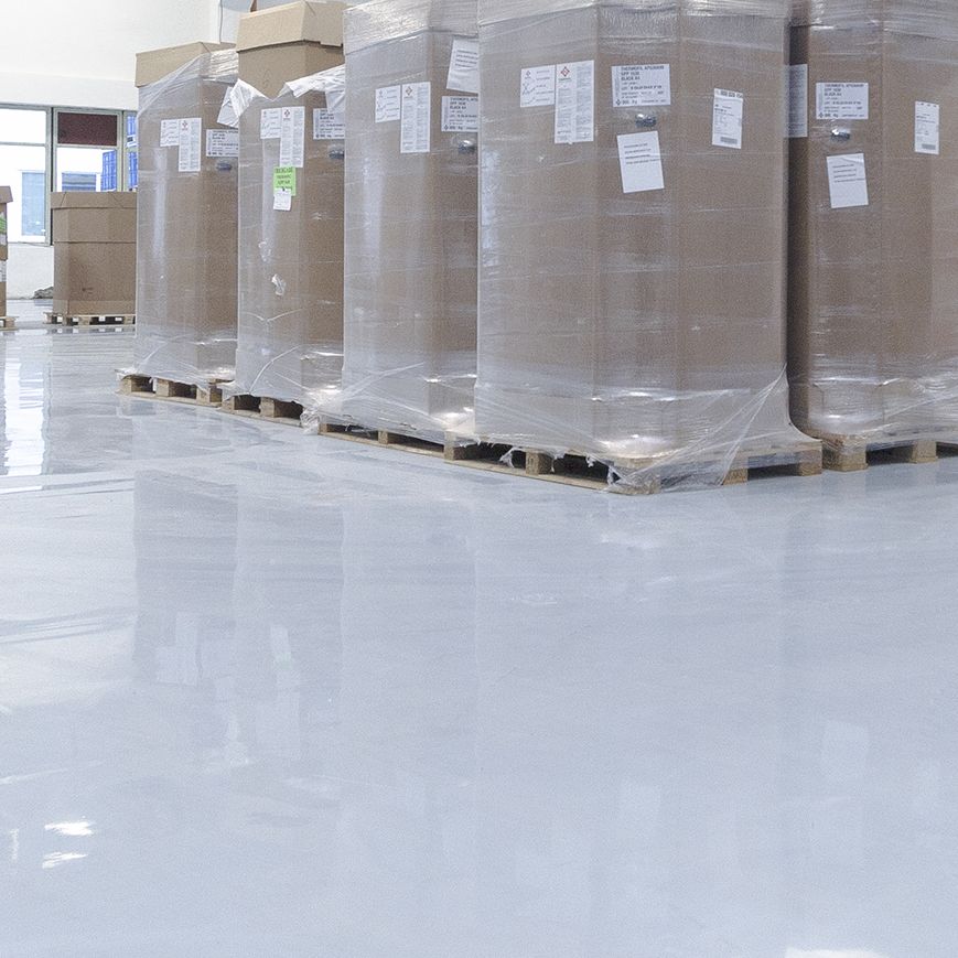 Glänzende Beschichtung einer Lagerhalle mit Palettenware