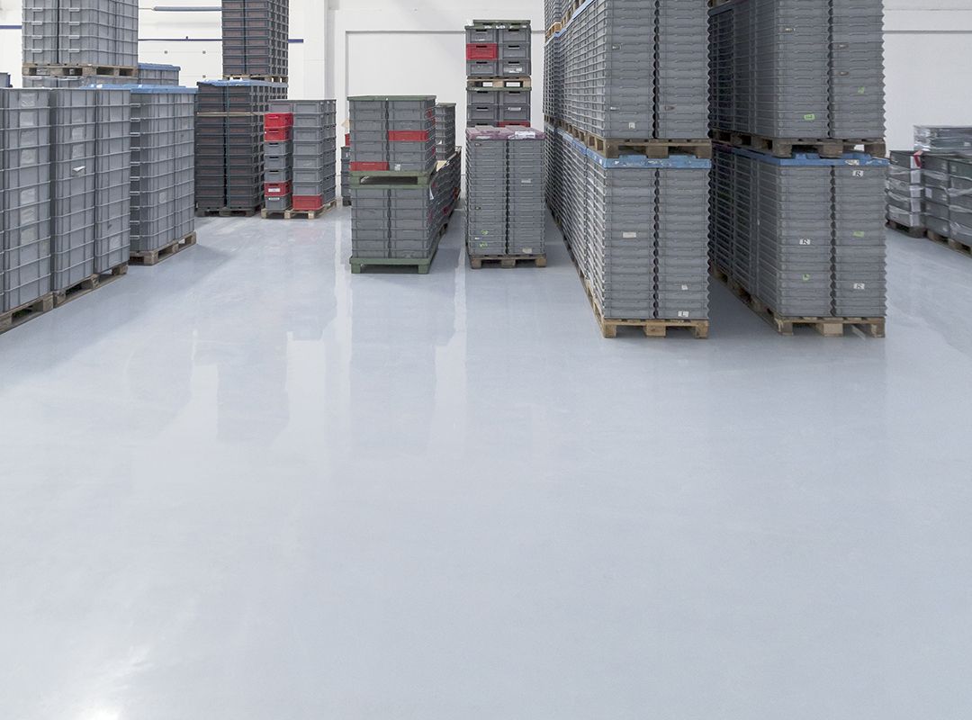 Glänzende Bodenbeschichtung einer Lagerhalle mit Palettenware