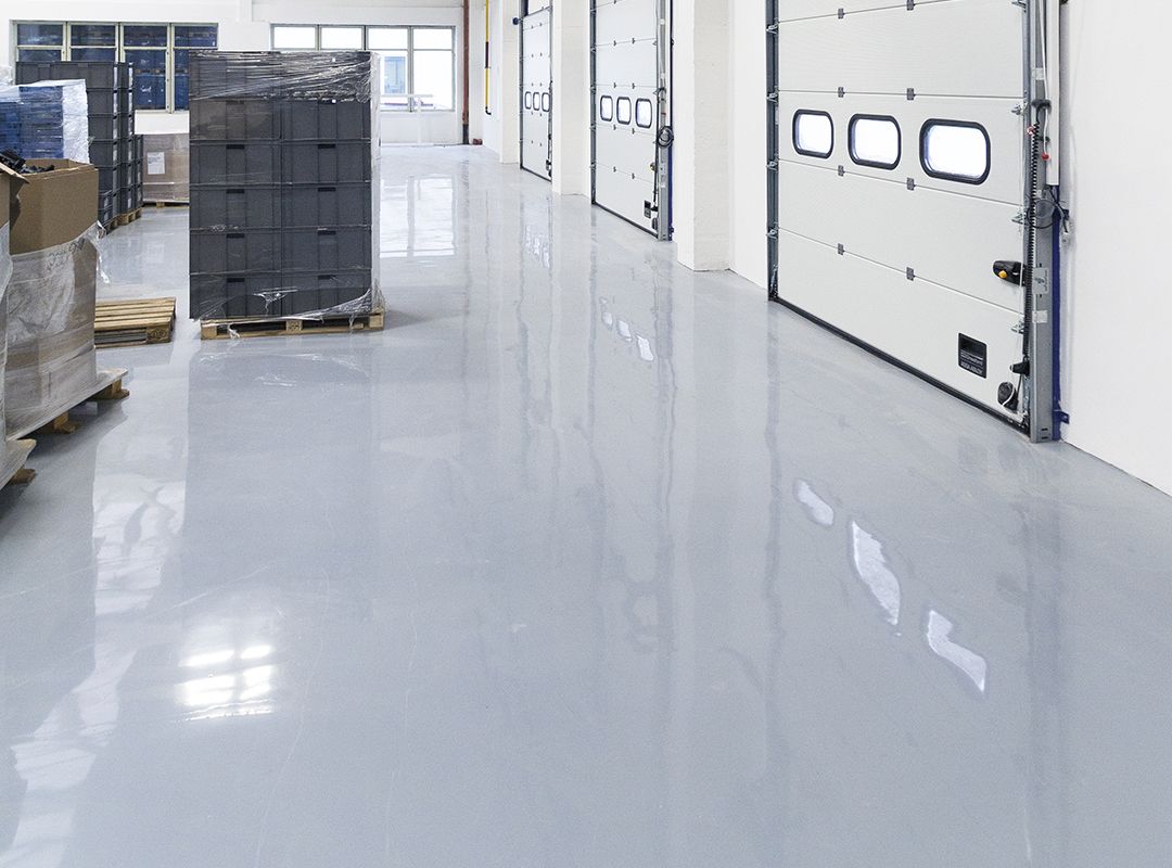 Glänzende Bodenbeschichtung einer Lagerhalle mit Palettenware