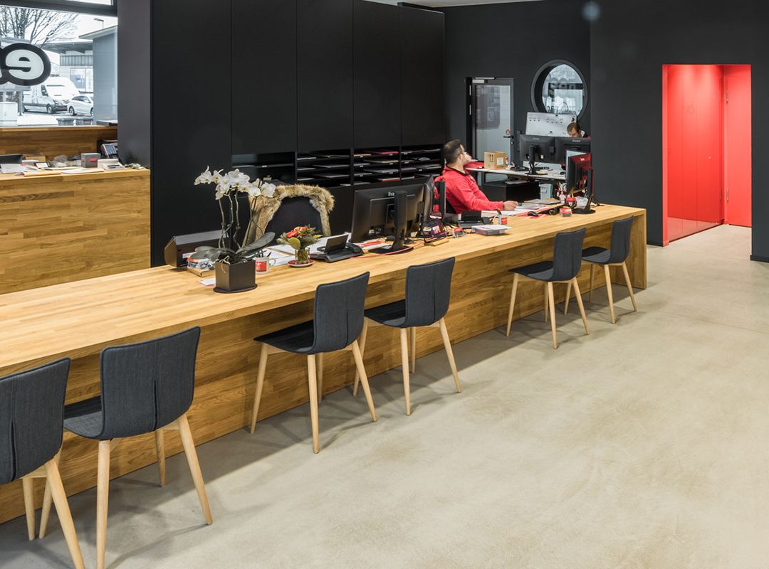 Empfangsbereich mit Büroplätzen und einer Theke zur Kundenberatung