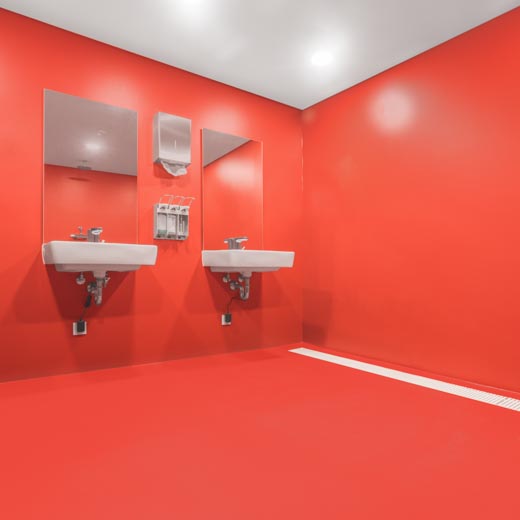 Waschbecken in einem rot beschichteten Nassbereich bei der Freiwilligen Feuerwehr