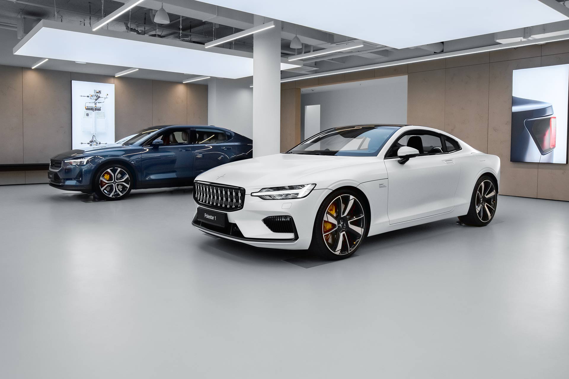 Heller Bodenbelag im Auto-Präsentationsbereich mit Unterlegscheiben für die Reifen