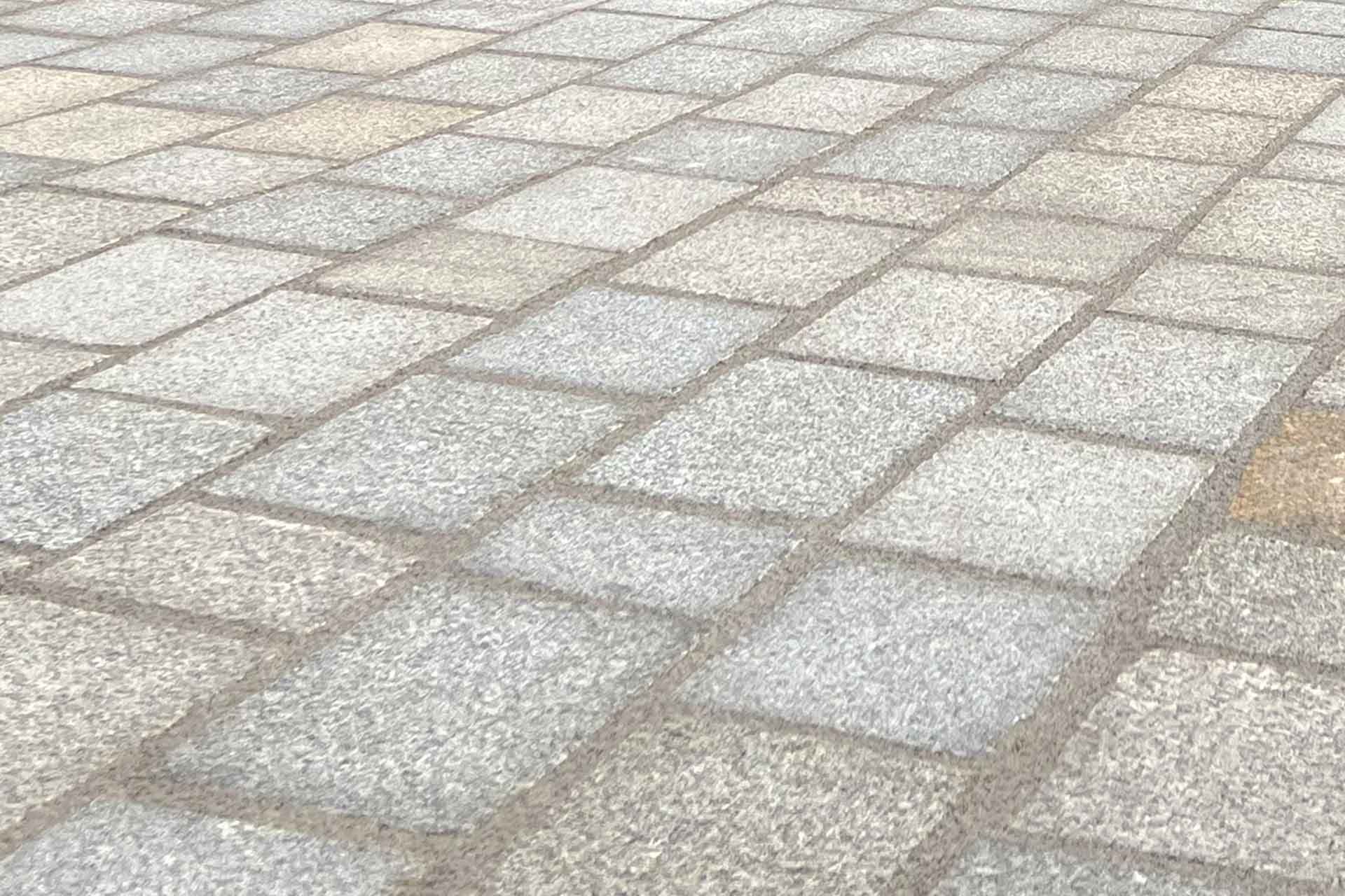 Nahaufnahme des verlegten Pflasterfugenmugenmörtels auf dem Boden 