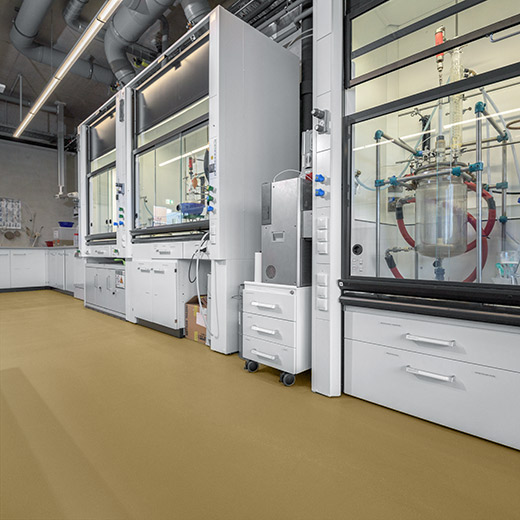 Elektrisch ableitfähiger Laborboden bei Karl Bucher mit Explosionsschutz