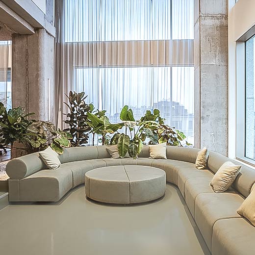 Olivegrüner Sitzbereich mit farblich perfekt abgestimmtem Designboden