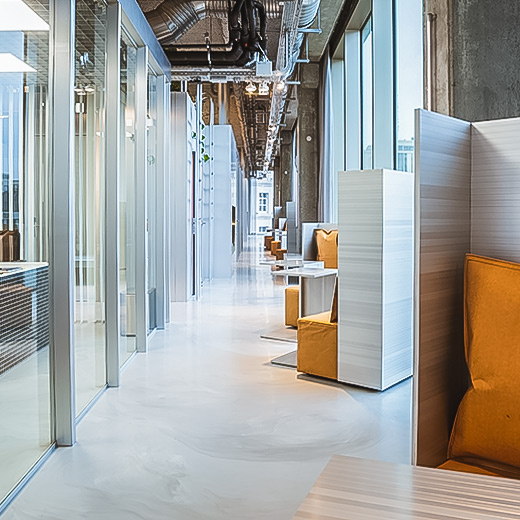 KLB dekorativer Bodenbelag im Loungebereich im Bürogebäude Antwerp Tower