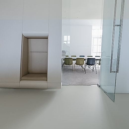 Besprechungsraum im Architekturbüro mit neu saniertem Bodenbelag mit Massversiegelung