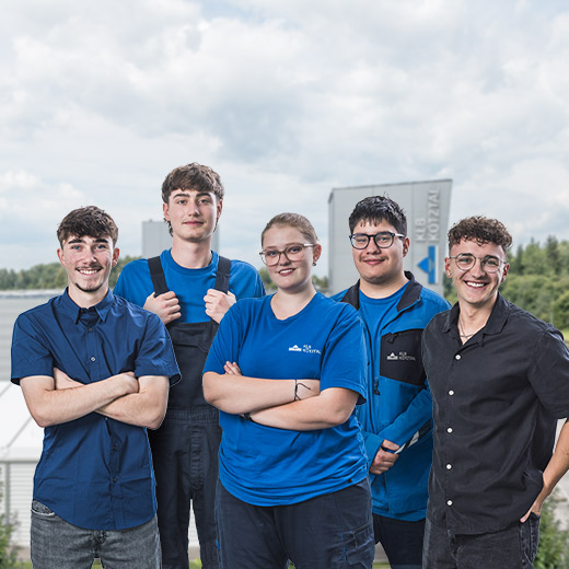 Auszubildende von KLB vor KLB-Gebäude in Ichenhausen