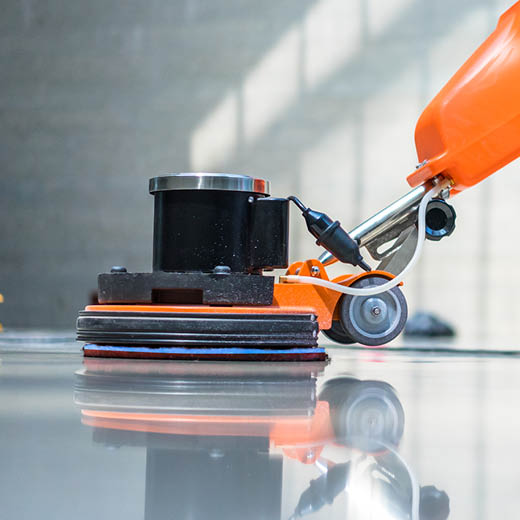 Alter Bodenbelag wird gereinigt, bevor er mit FLOOR SEALER Versiegelungen überbeschichtet und saniert wird