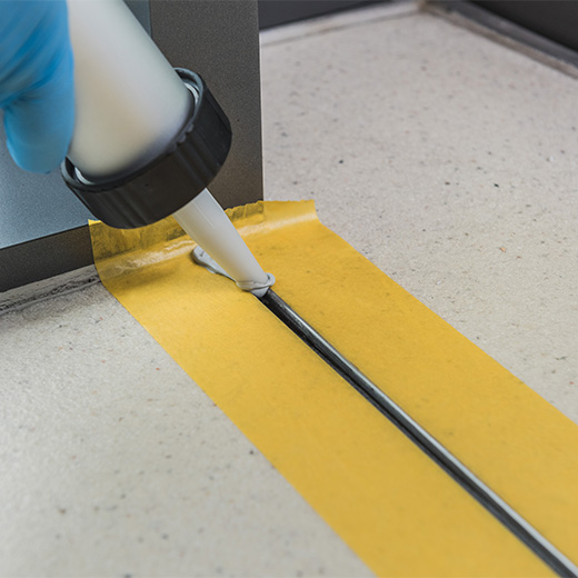 Fugen werden mit dem elastischen Fugenmaterial FD 585 aus einer Kartusche abgedichtet